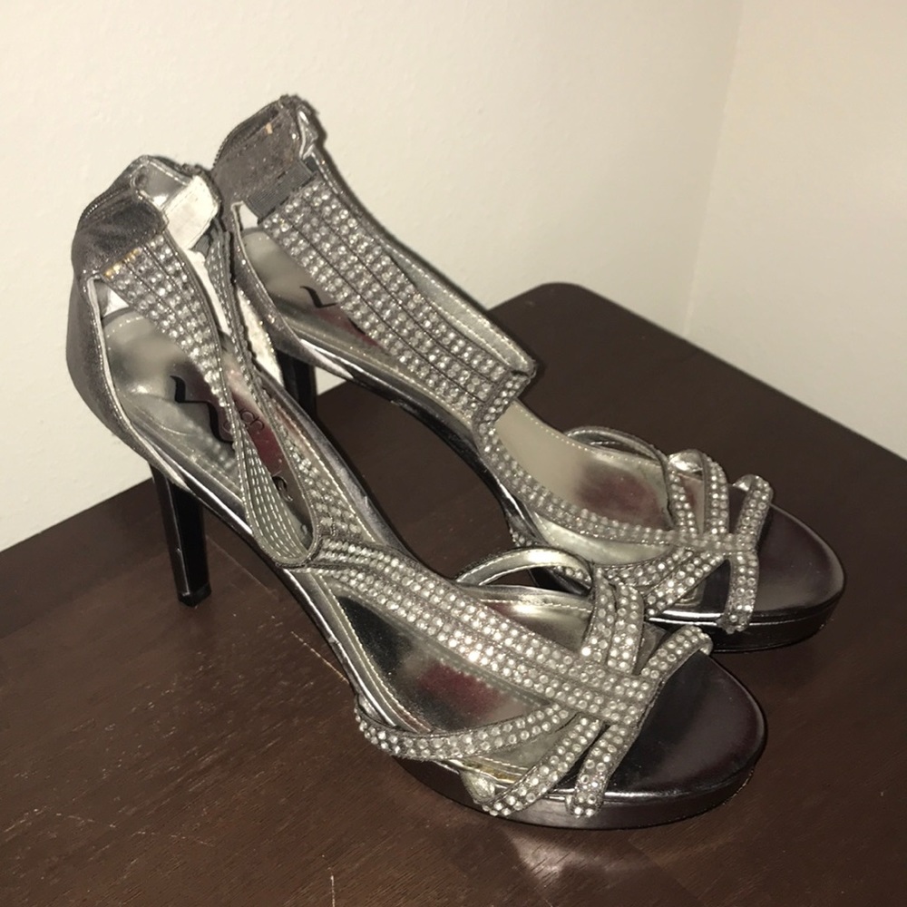 Touch of Nina Shoes | size 8.5 | silver sparkle